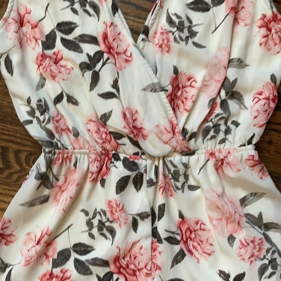 Altar’d State Floral Romper Medium - Picture 3 of 12